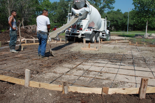 2010/05(May)/Firepit construction/640x480_2010-05-29-61 Firepit Construction.jpg